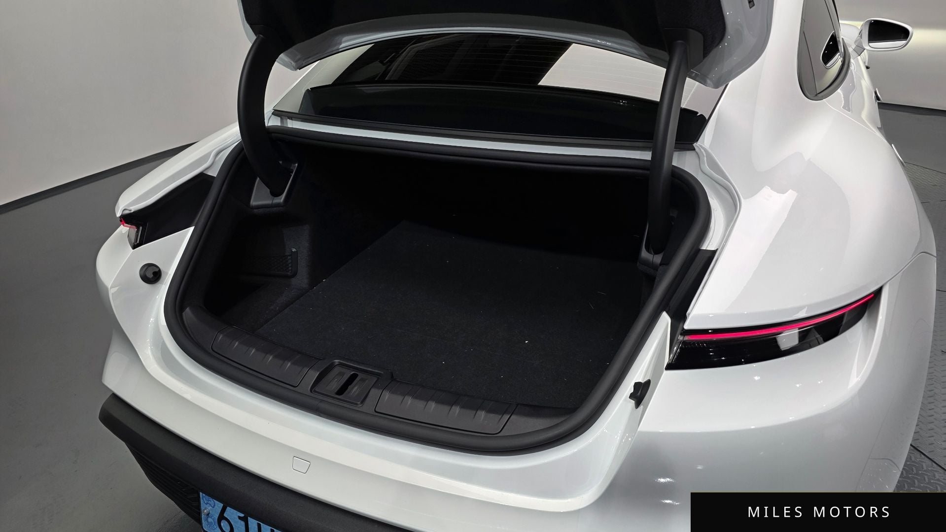 Porsche Taycan 2023 — миниатюра 31