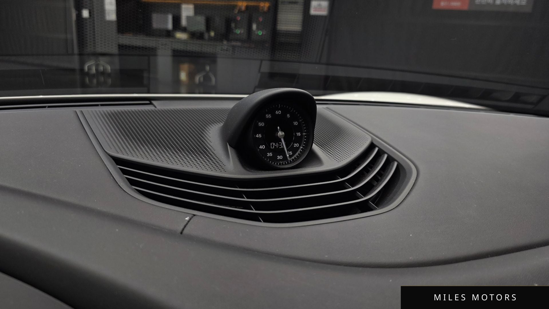 Porsche Taycan 2023 — миниатюра 37