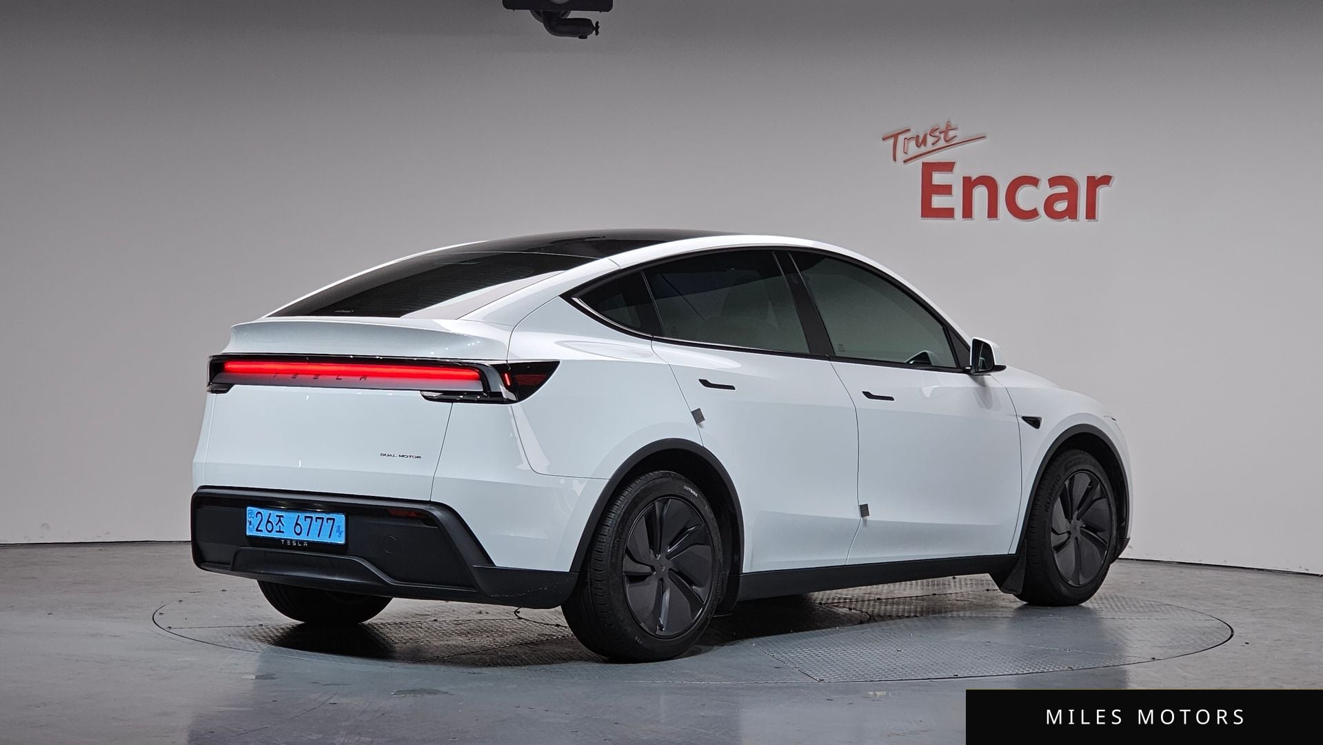 Tesla Model Y 2025 — фото 1 из 12