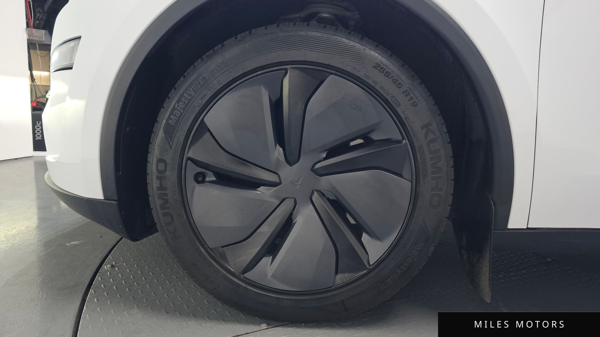 Tesla Model Y 2025 — миниатюра 4