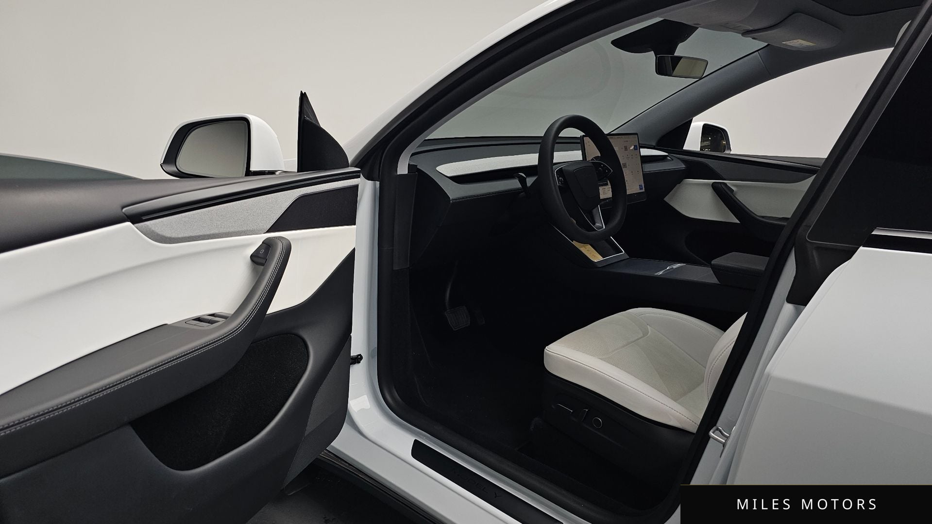 Tesla Model Y 2025 — миниатюра 12
