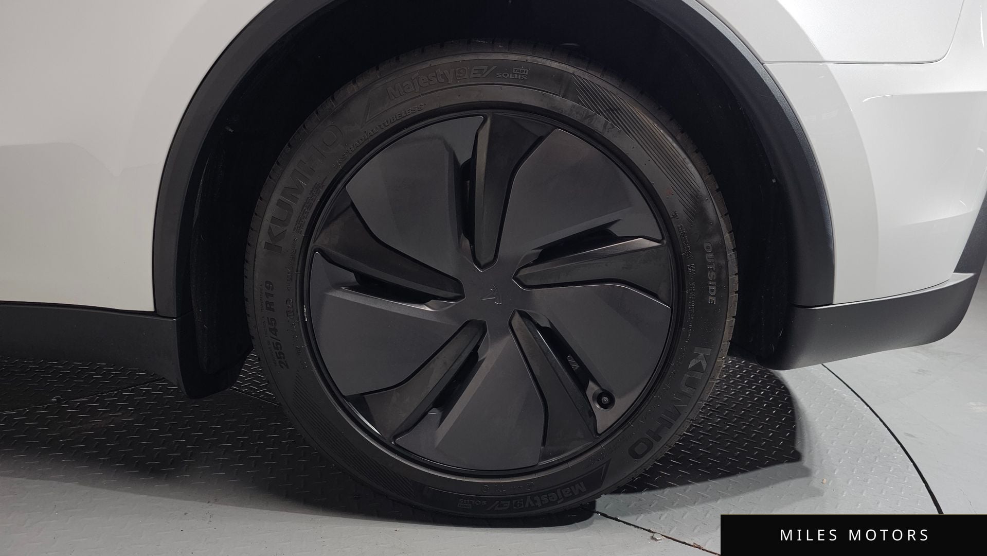 Tesla Model Y 2025 — миниатюра 6