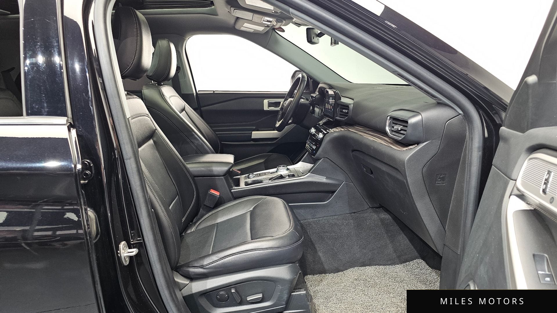 Ford Explorer 2022 — миниатюра 17