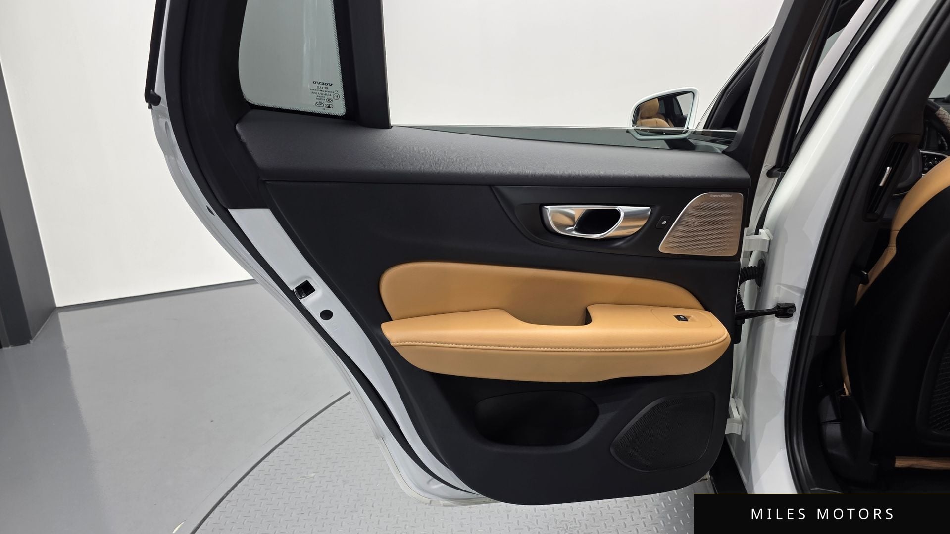 Volvo V60 크로스컨트리 2023 — миниатюра 15