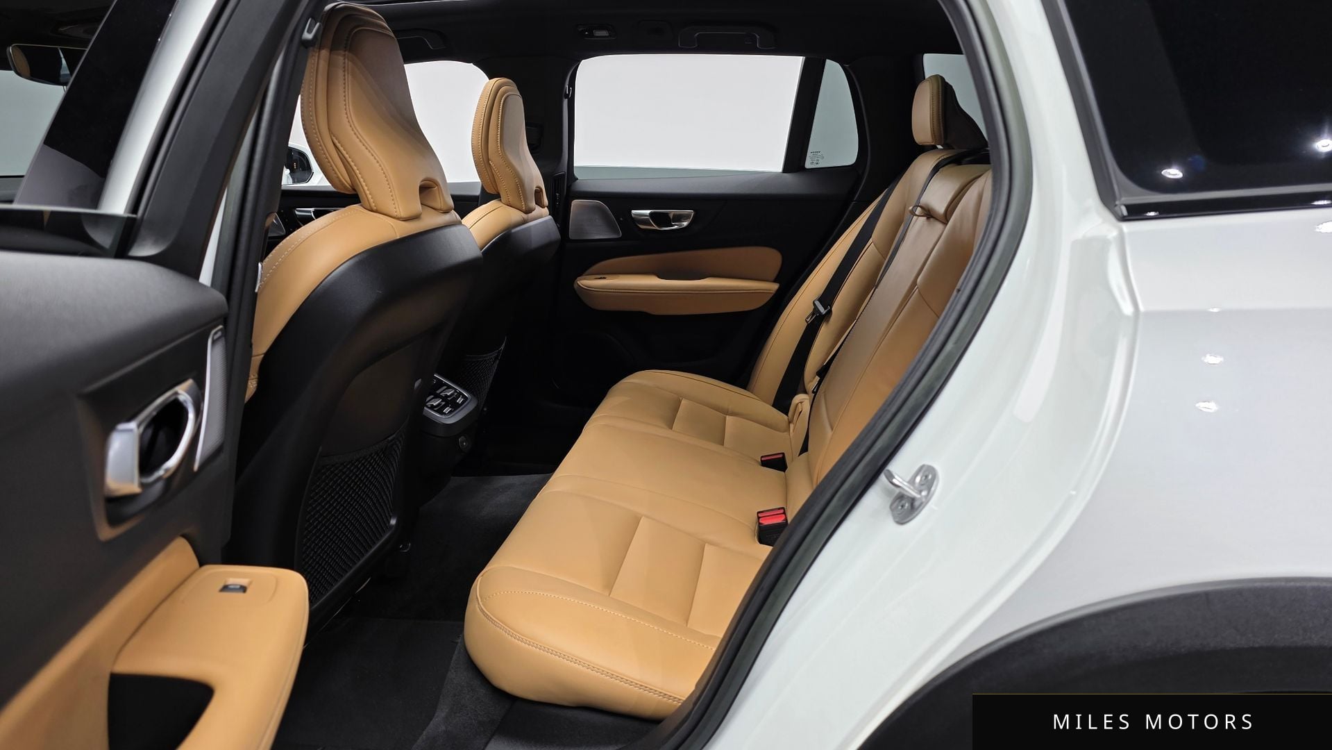 Volvo V60 크로스컨트리 2023 — миниатюра 16