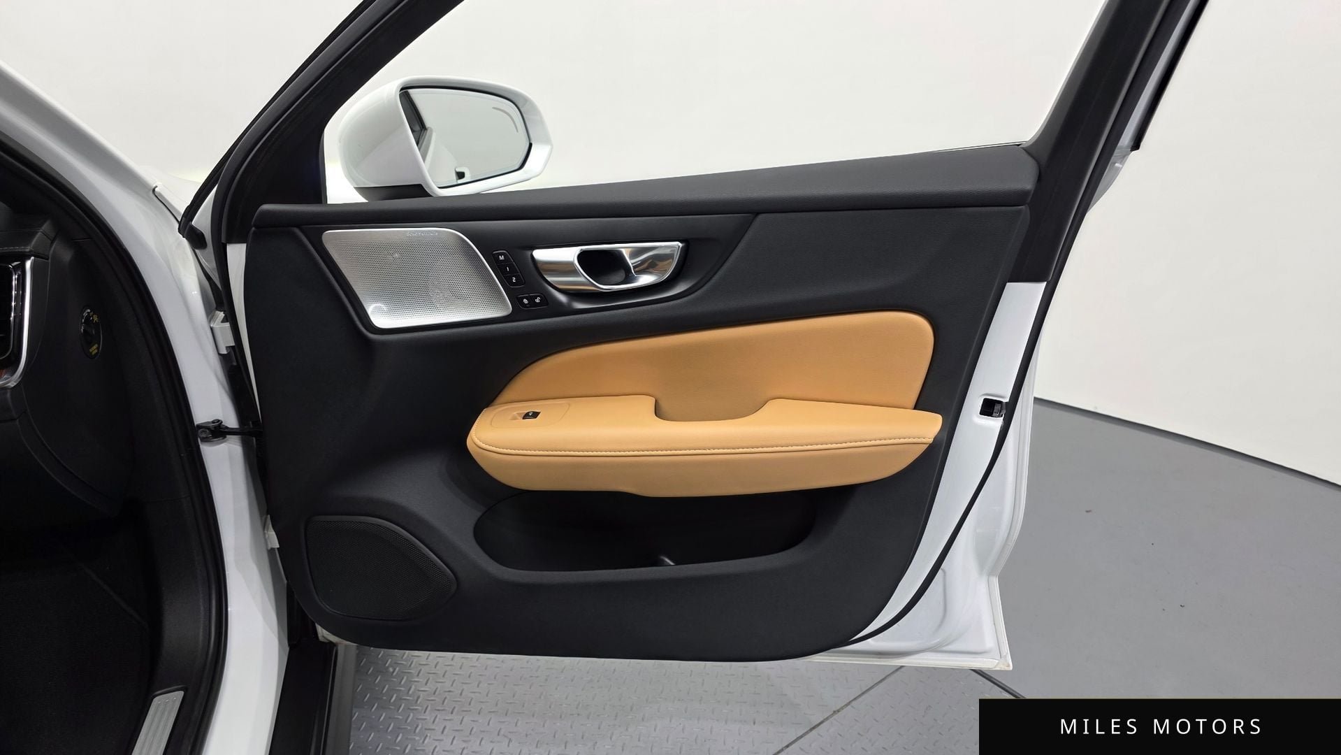 Volvo V60 크로스컨트리 2023 — миниатюра 31