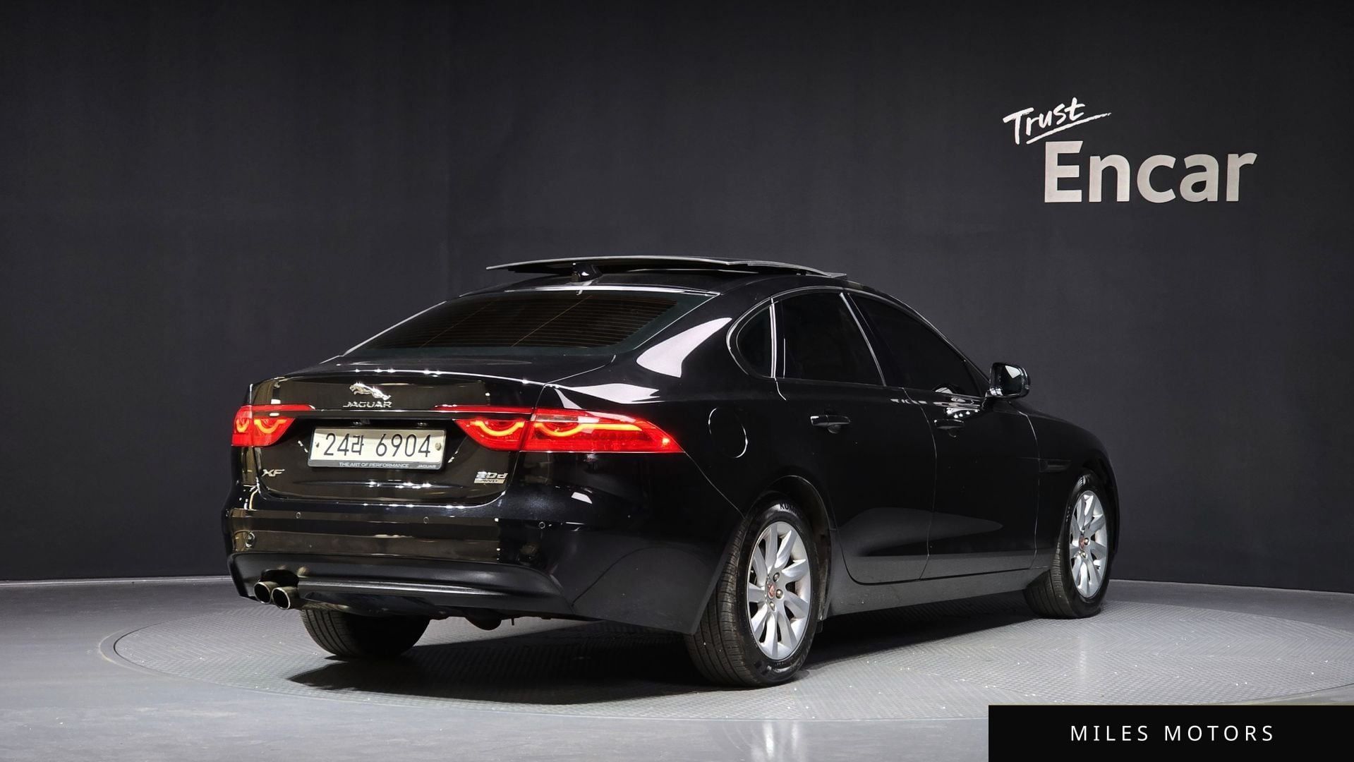 Jaguar XF (X260) 2017 — миниатюра 2