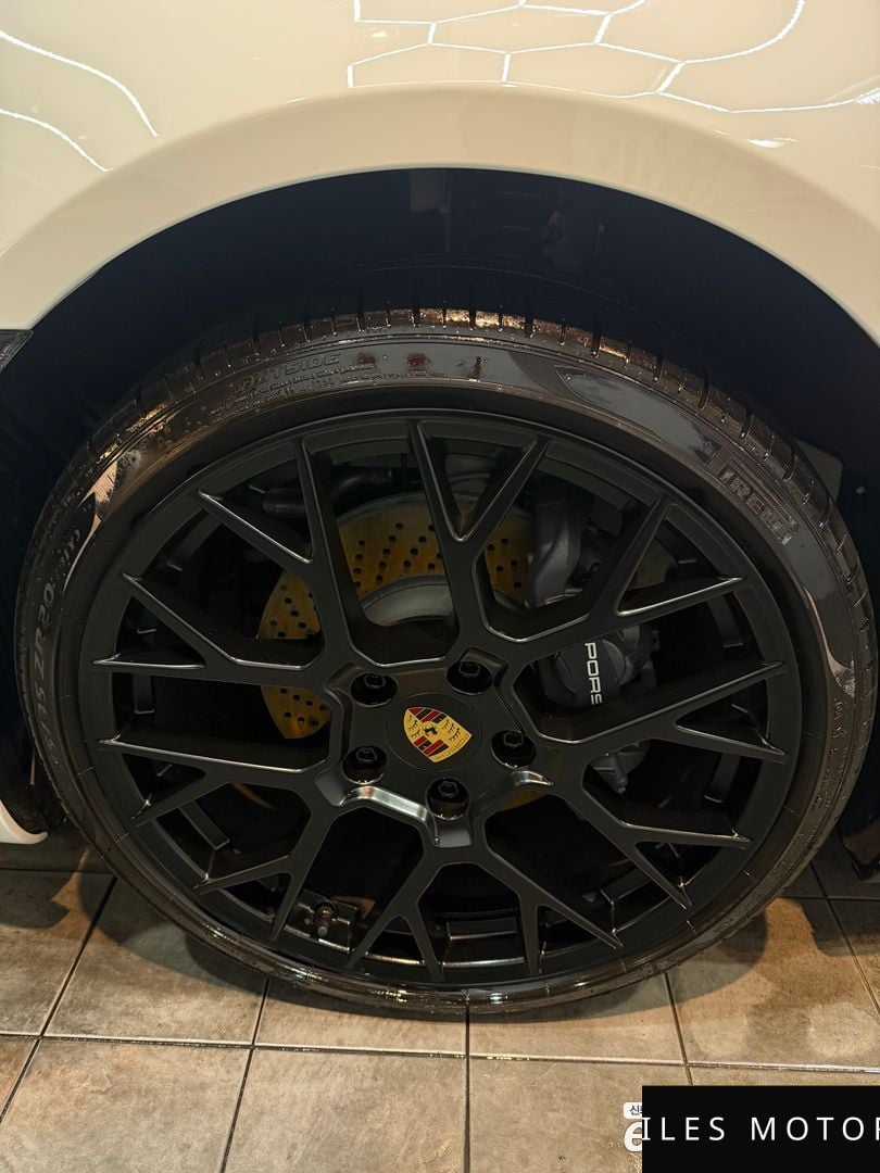Porsche 911 (992) 2024 — миниатюра 5