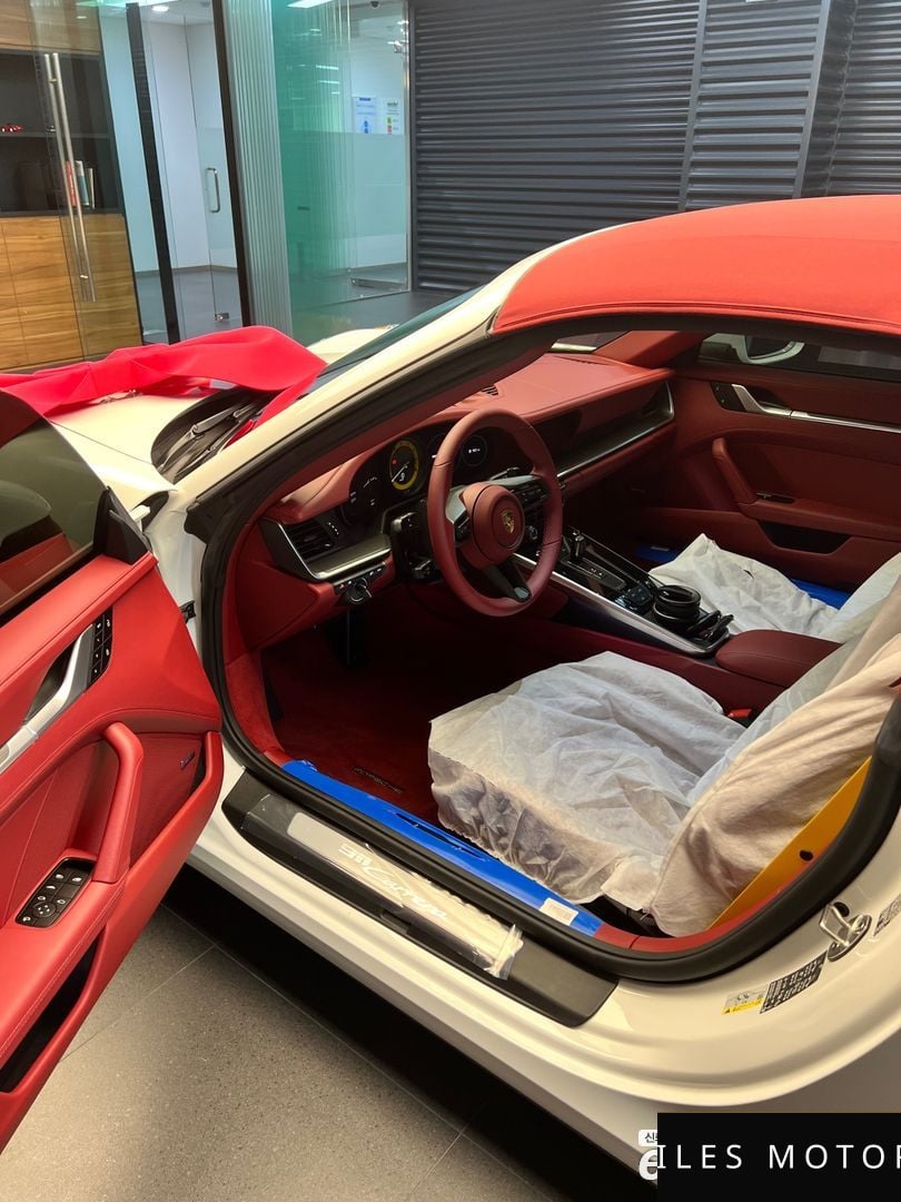 Porsche 911 (992) 2024 — миниатюра 11