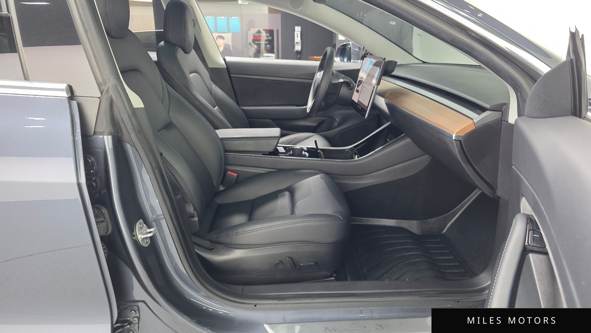 Tesla 모델 3 2020 — миниатюра 17