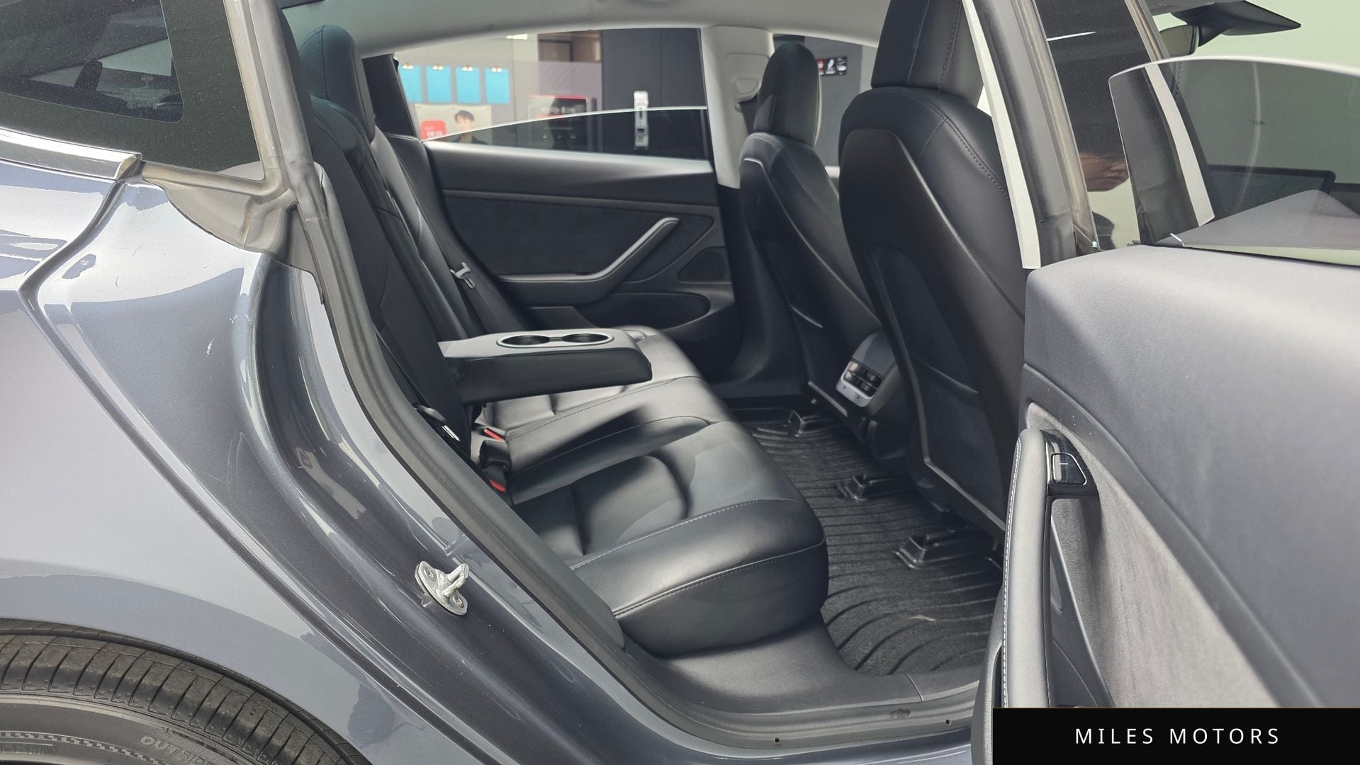 Tesla 모델 3 2020 — миниатюра 18