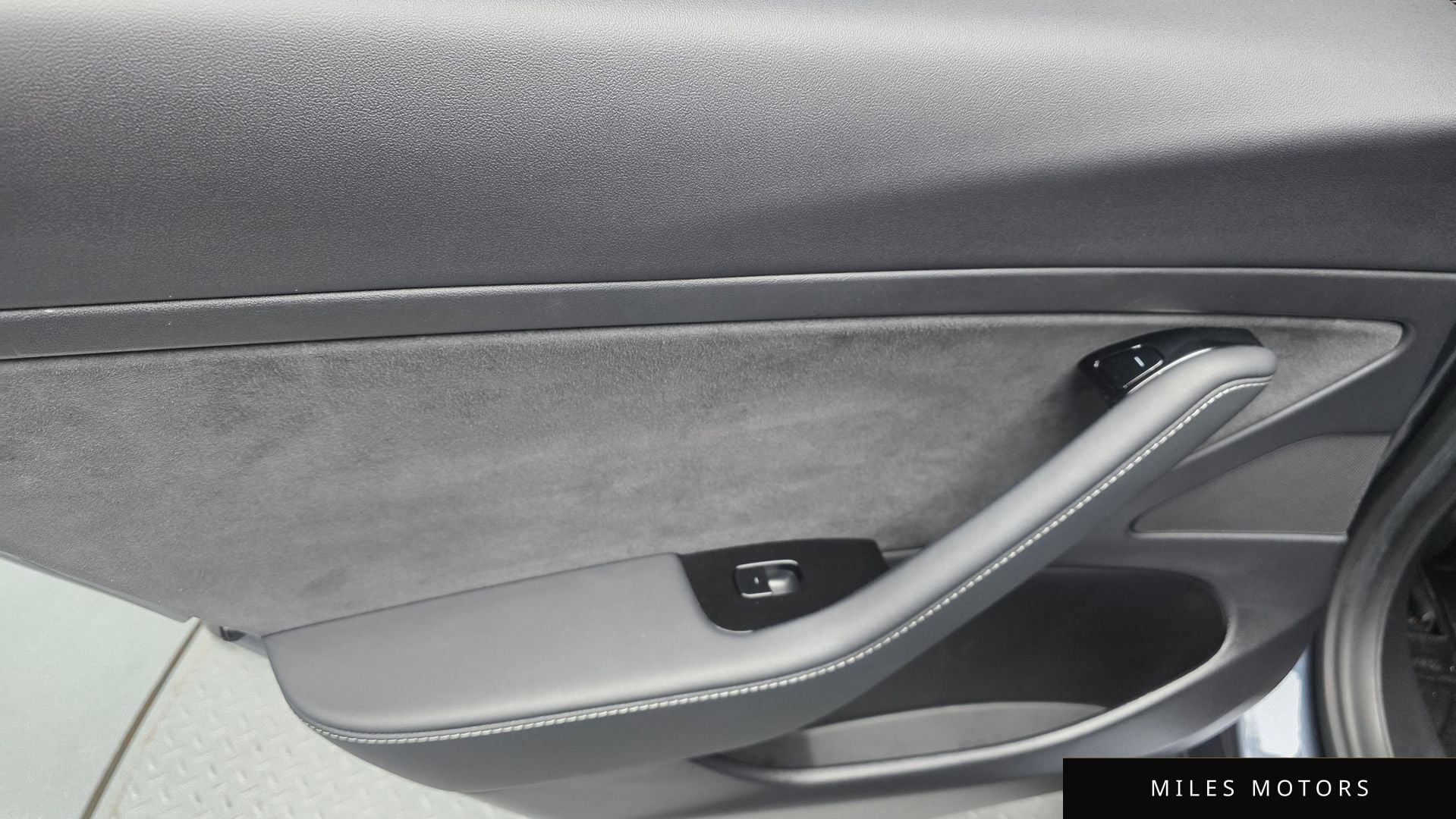 Tesla 모델 3 2020 — миниатюра 15