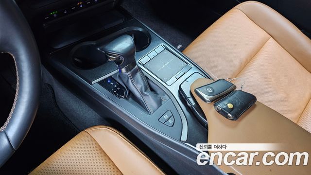 Лексус UX250h 2020 — миниатюра 9