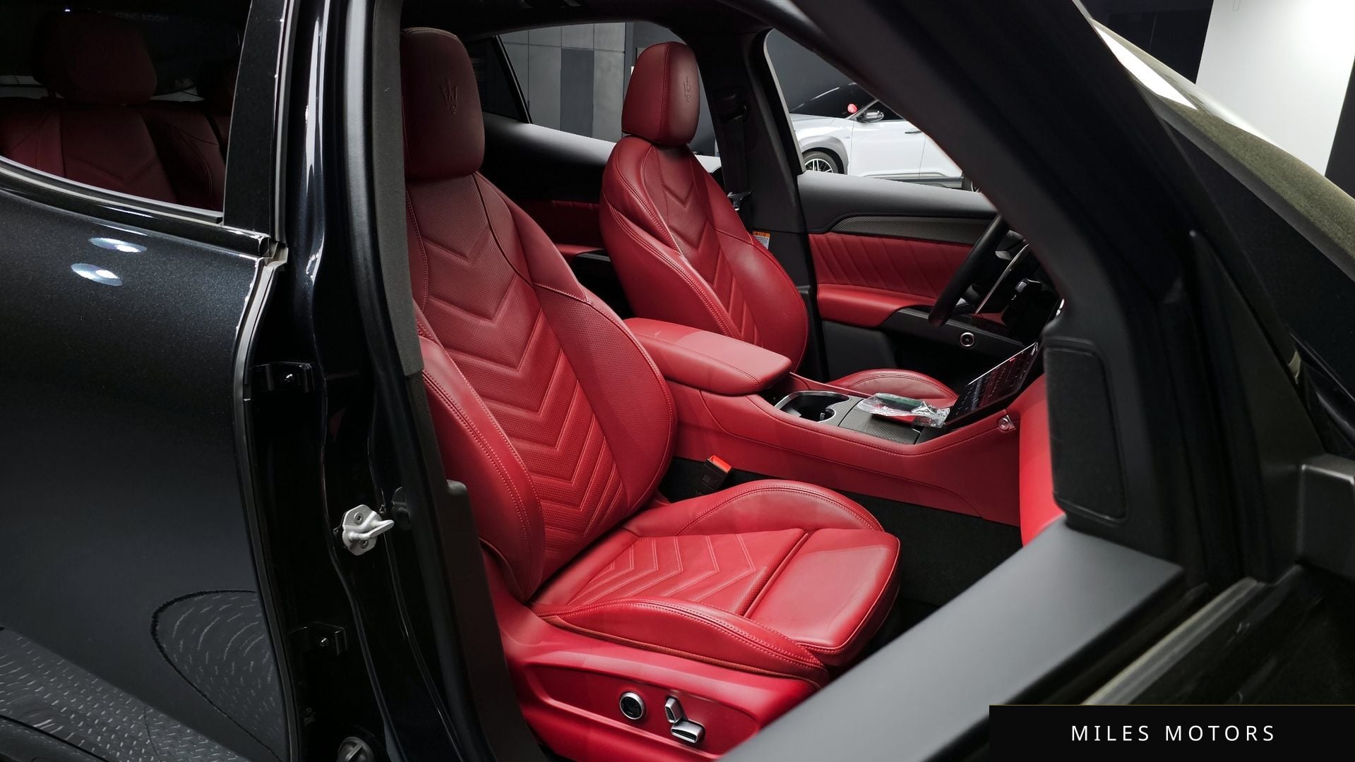 Maserati 그레칼레 2023 — миниатюра 16