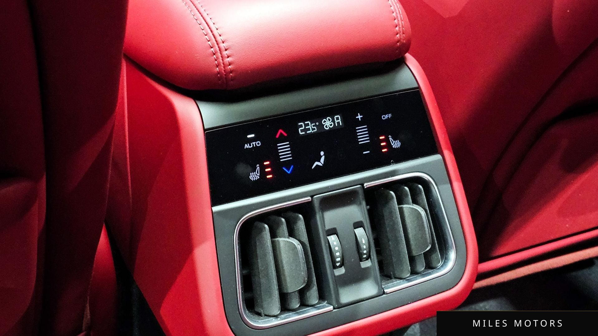 Maserati 그레칼레 2023 — миниатюра 29