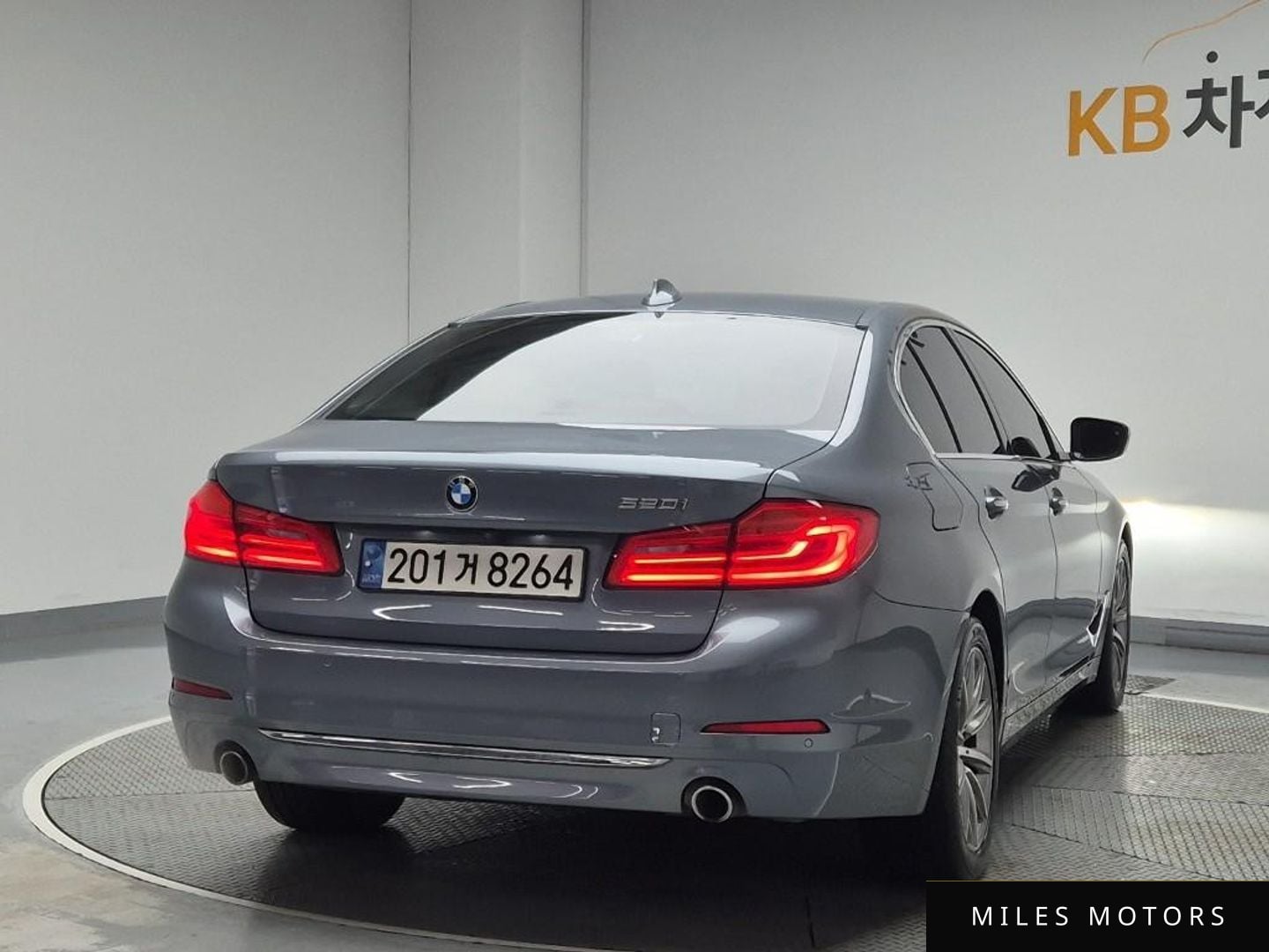 BMW 5 Series (G30) 2018 — миниатюра 3