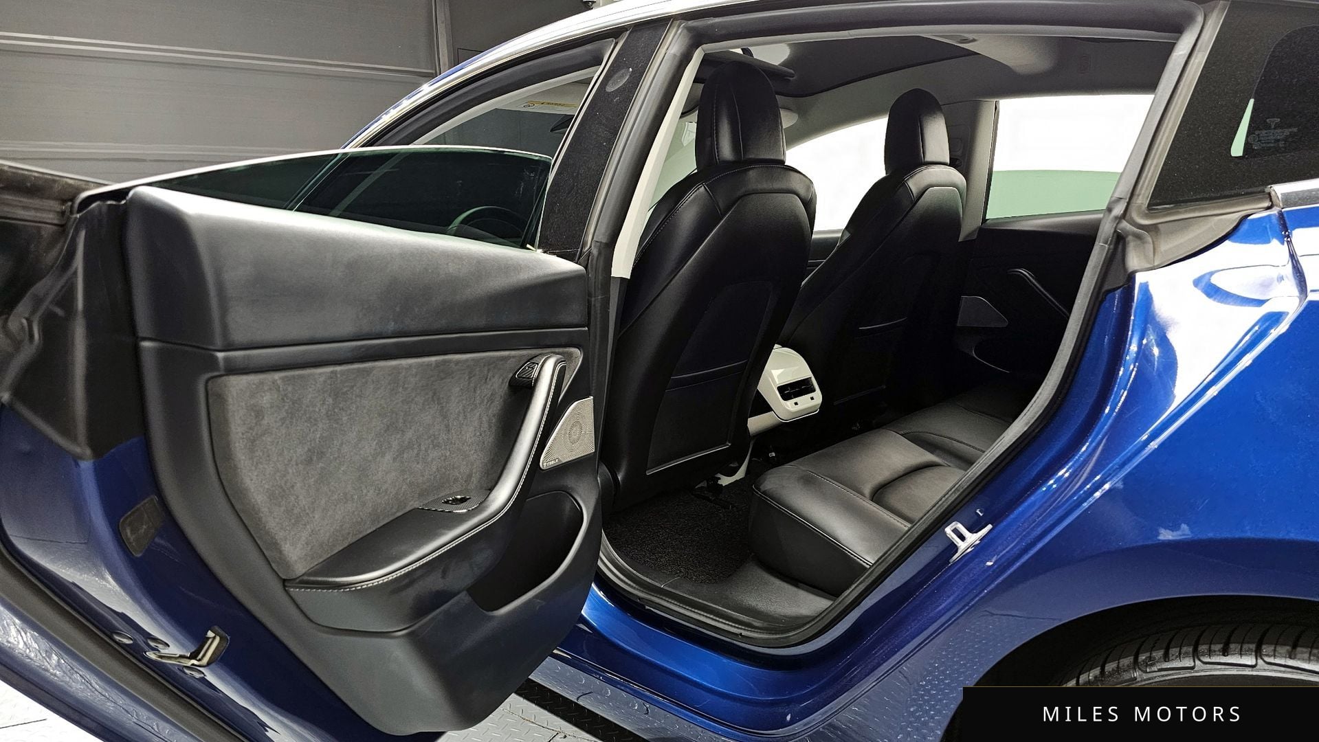 Tesla Model 3 2020 — миниатюра 12