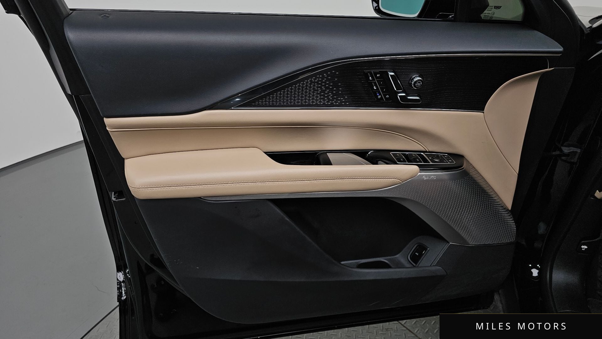Cadillac 리릭 2024 — миниатюра 13