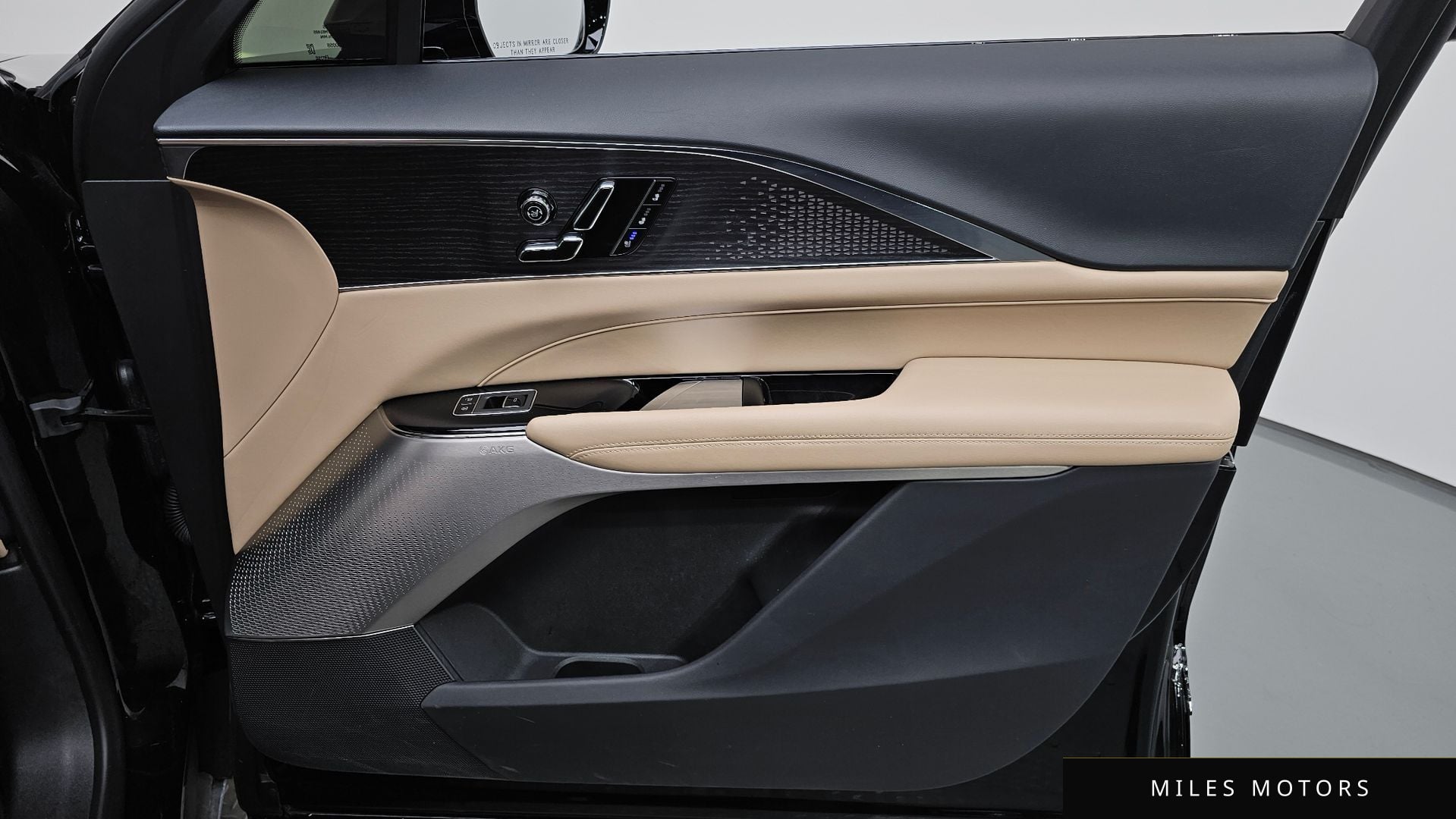 Cadillac 리릭 2024 — миниатюра 14