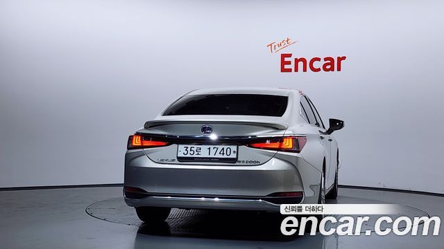 Лексус ES300h 2019 — миниатюра 4
