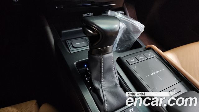 Лексус ES300h 2019 — миниатюра 9