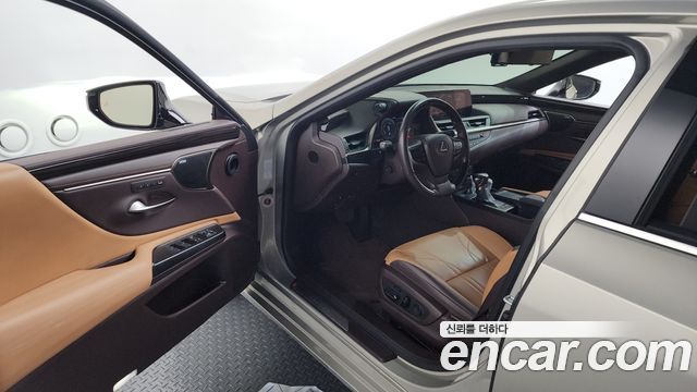 Лексус ES300h 2019 — миниатюра 10
