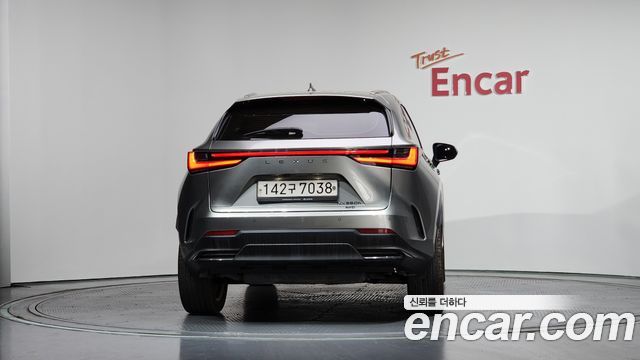Лексус NX350h 2023 — миниатюра 4