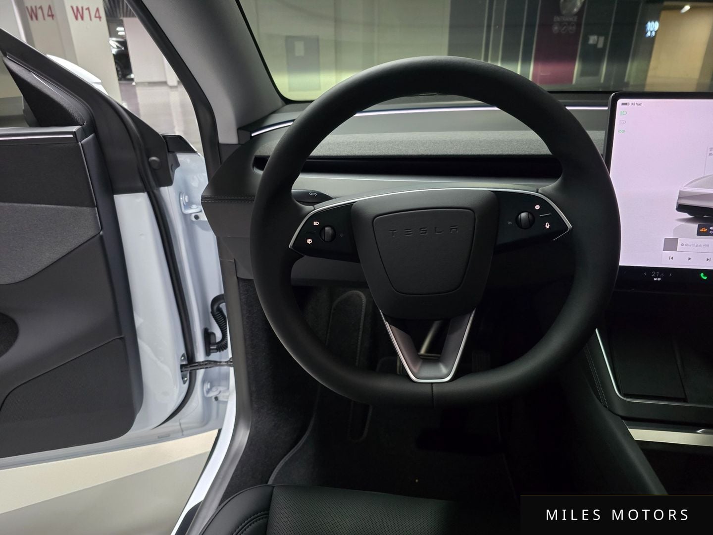 Tesla Model Y 2025 — миниатюра 10