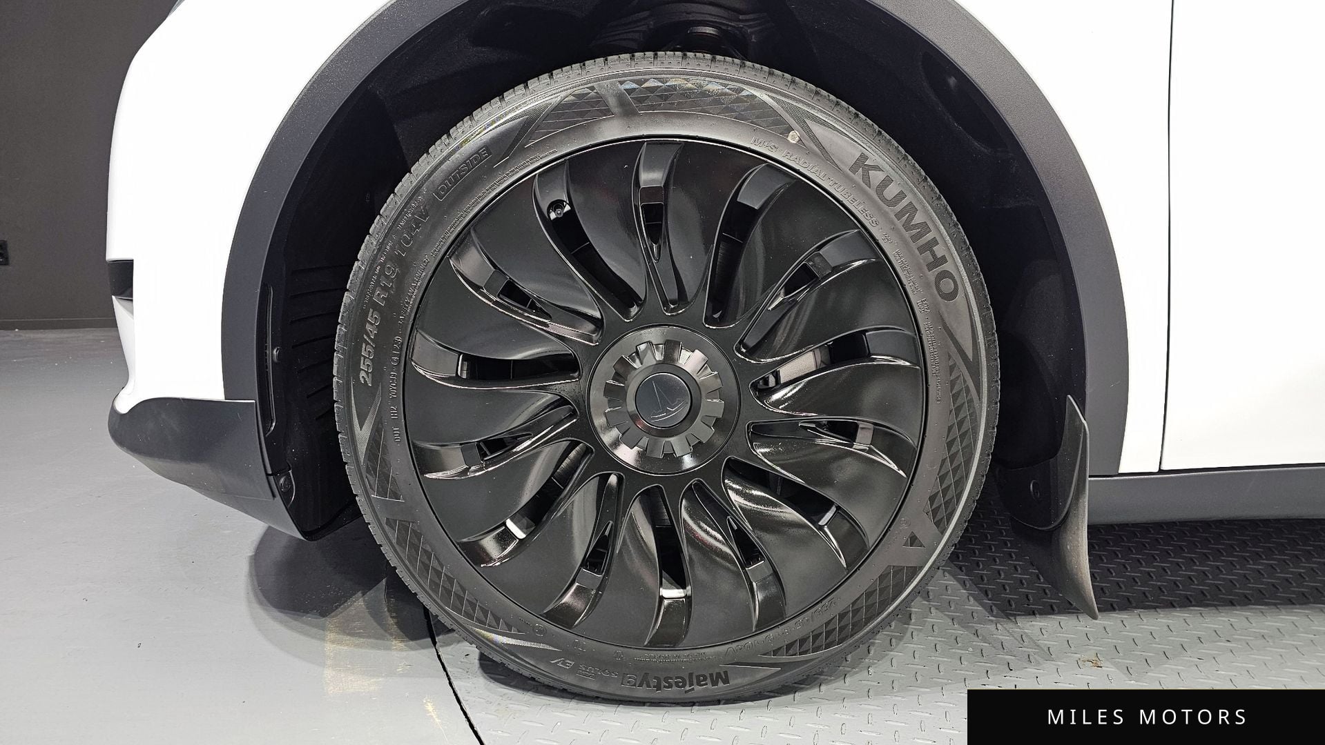 Tesla Model Y 2024 — миниатюра 5