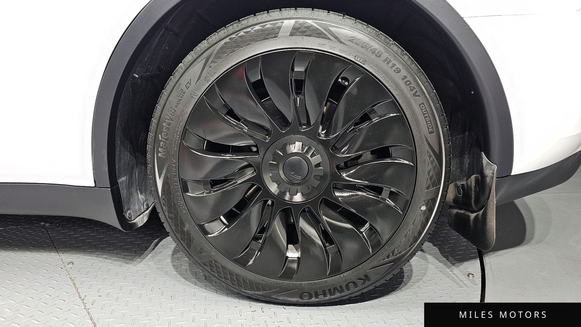 Tesla Model Y 2024 — миниатюра 7