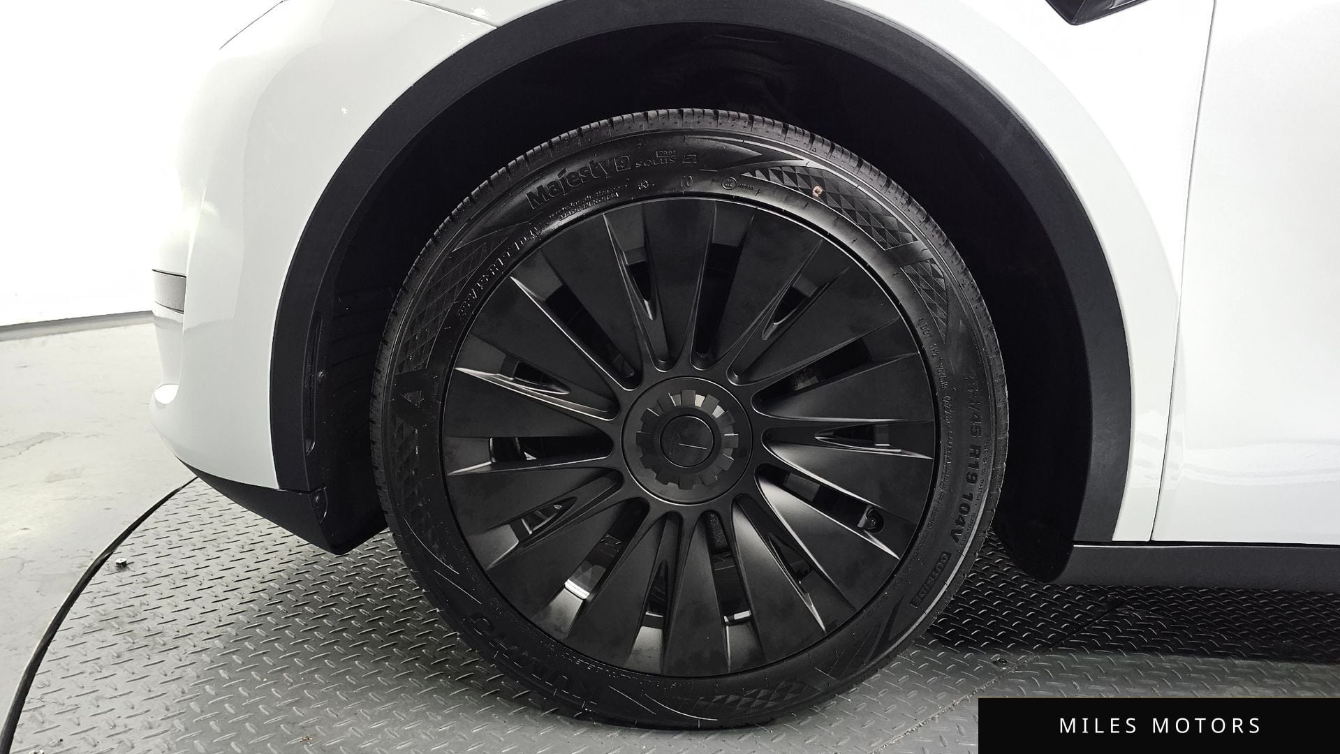 Tesla Model Y 2023 — миниатюра 4