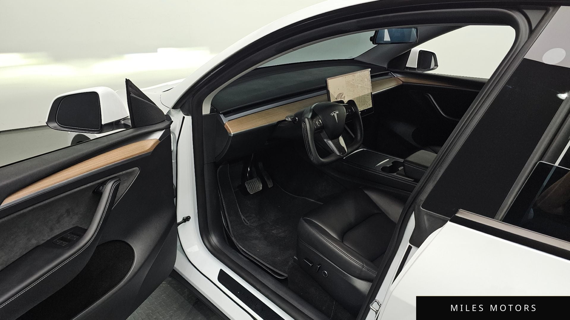 Tesla Model Y 2023 — миниатюра 12