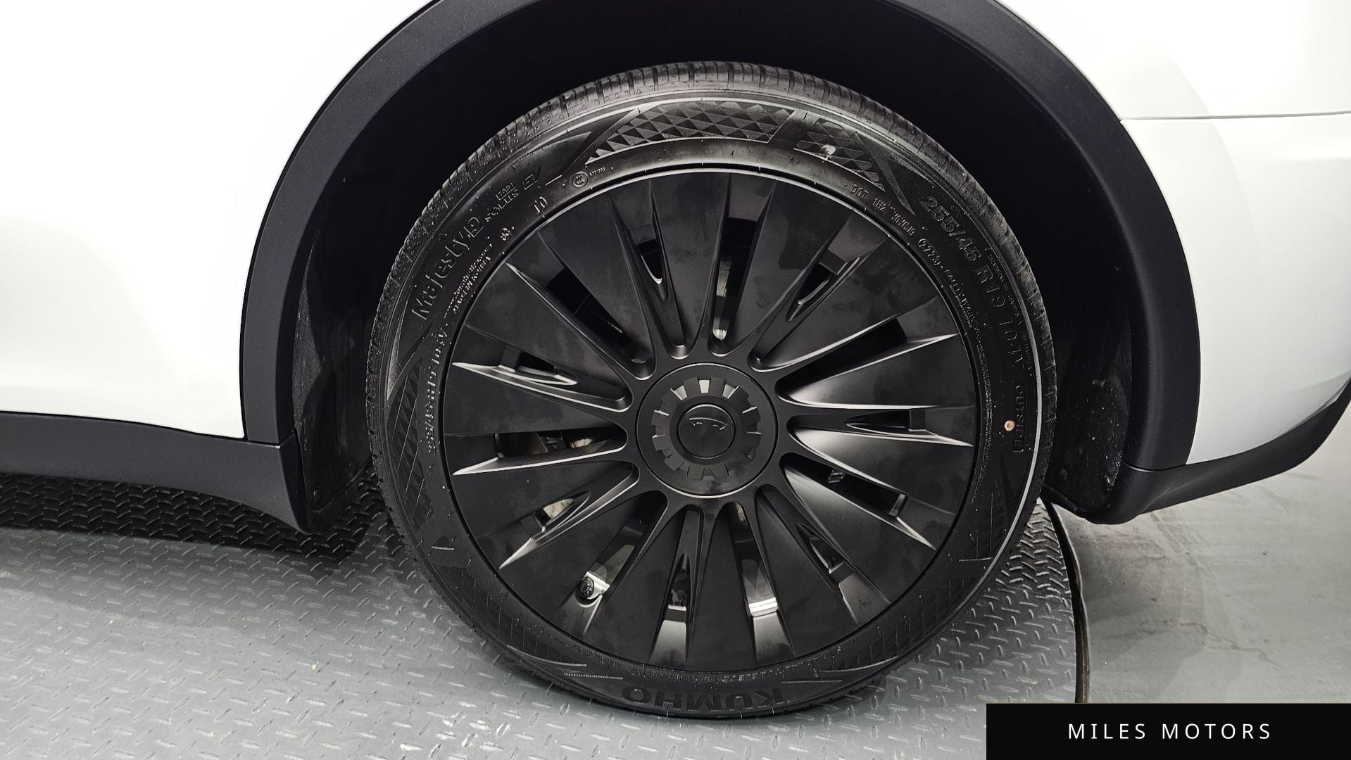Tesla Model Y 2023 — миниатюра 6