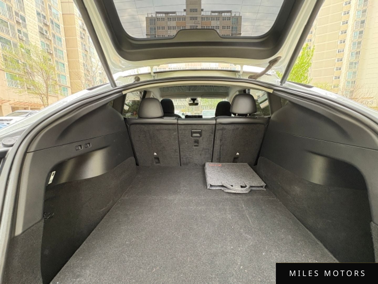 Tesla Model Y 2022 — миниатюра 10