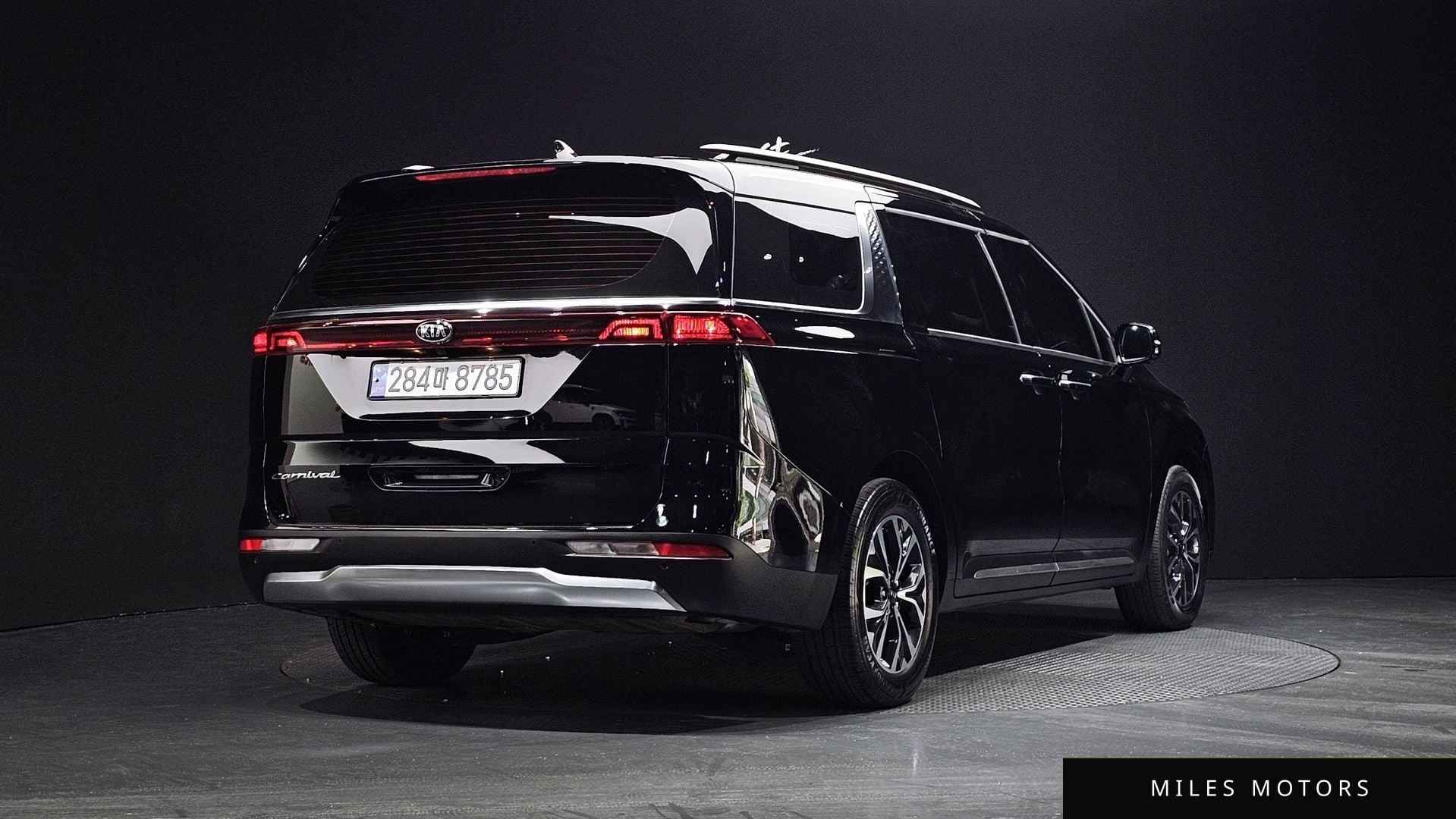 Kia Carnival 2021 — фото 1 из 12