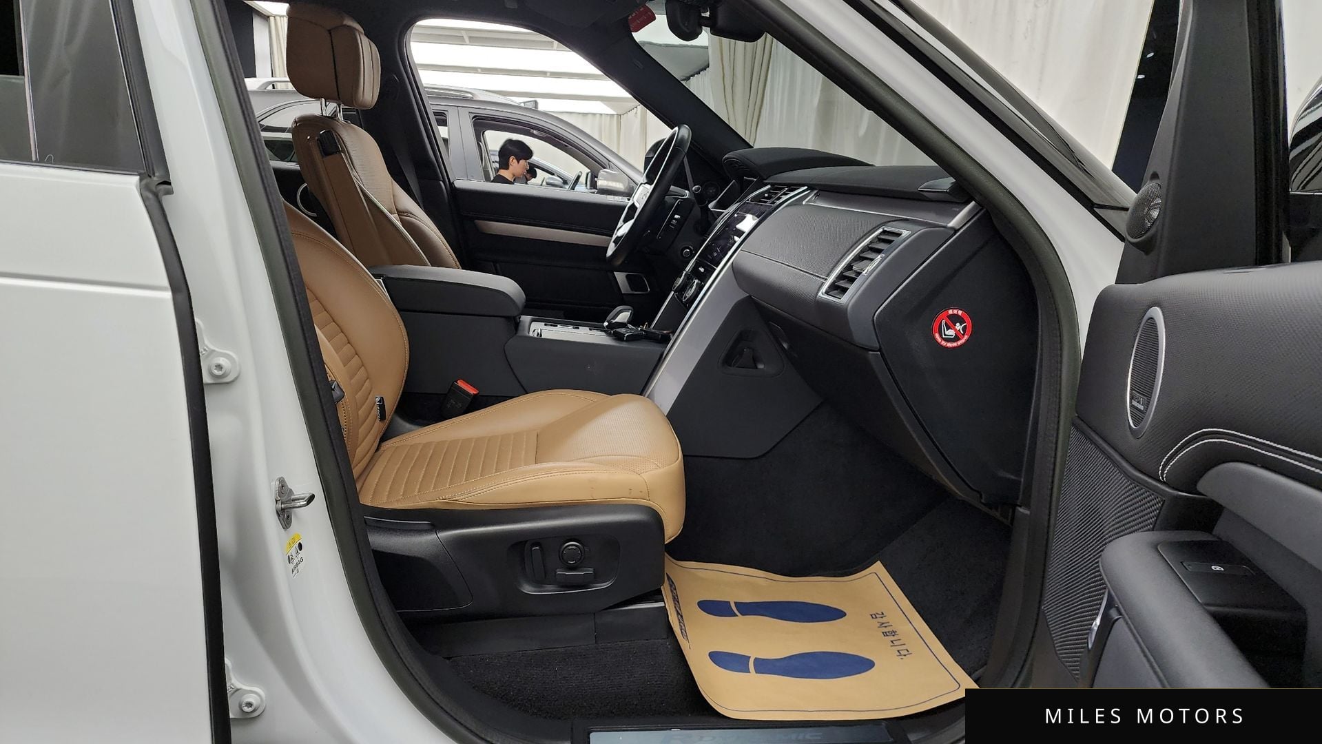 Land Rover Discovery 2023 — миниатюра 17