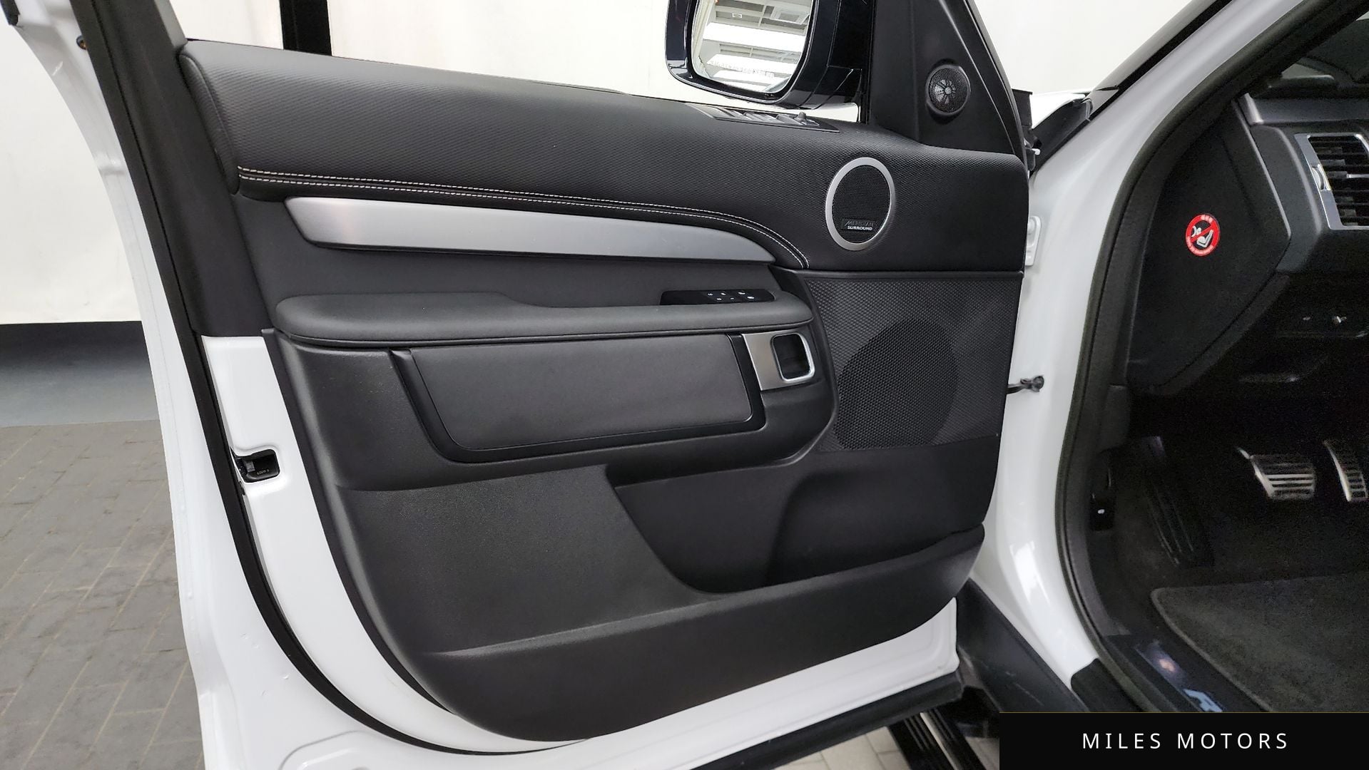 Land Rover Discovery 2023 — миниатюра 13