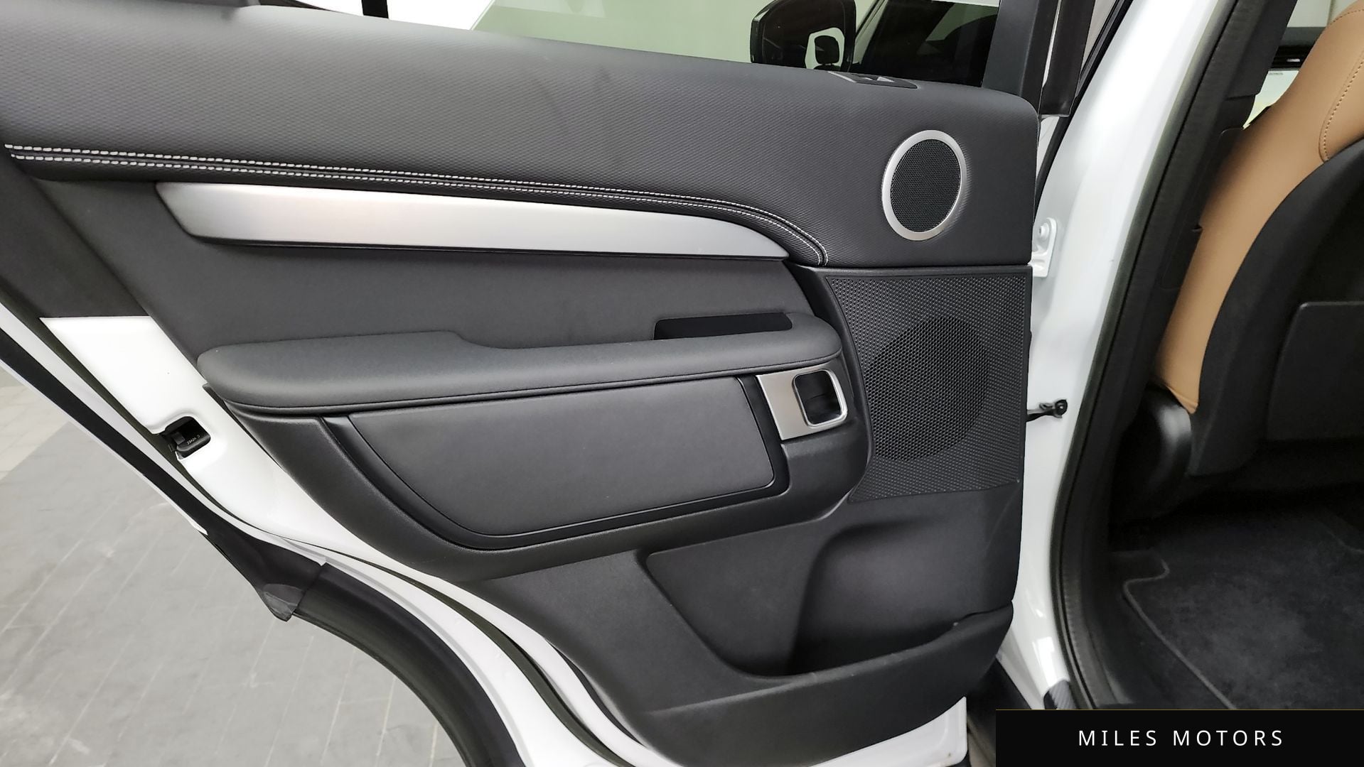Land Rover Discovery 2023 — миниатюра 14