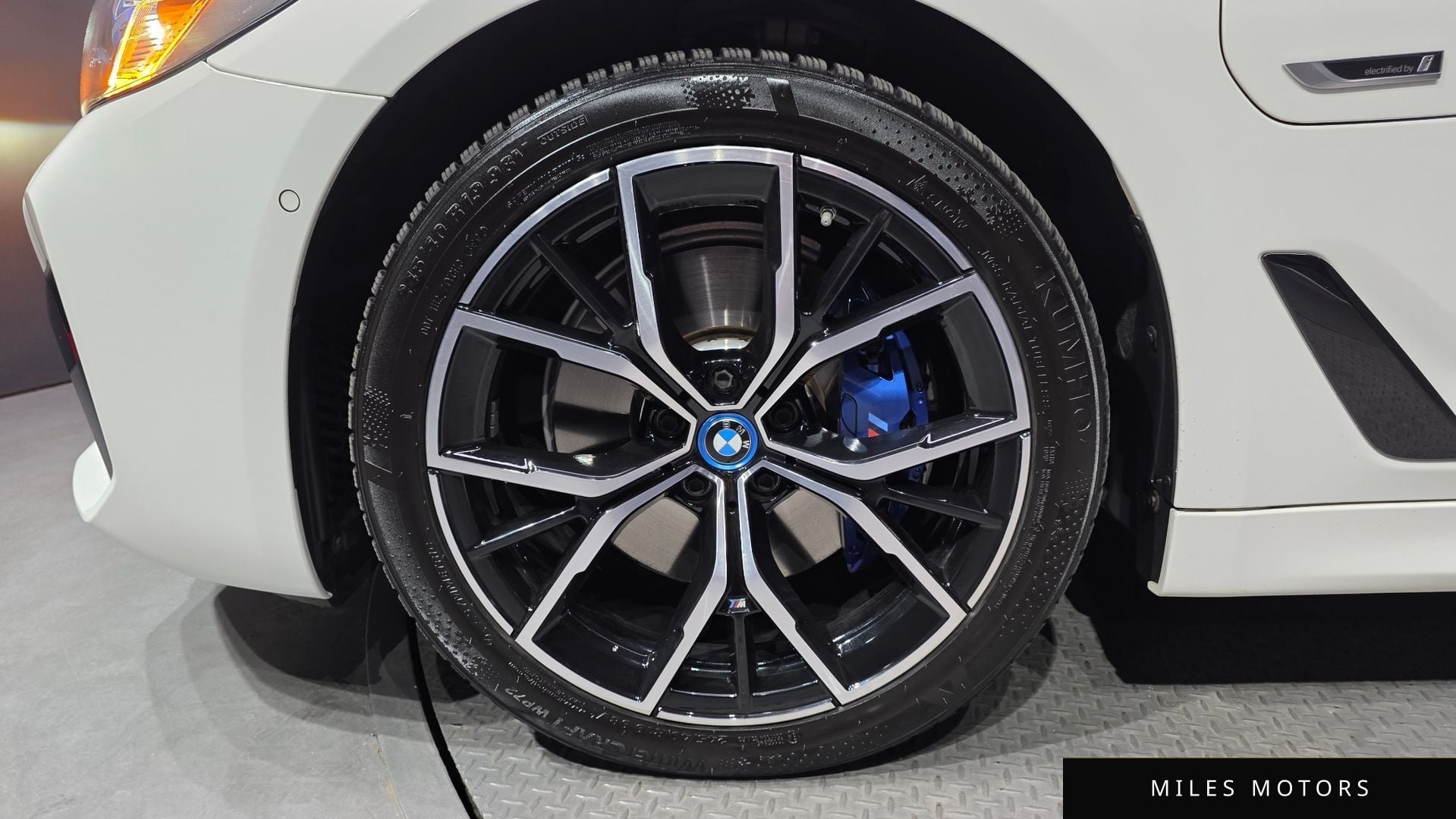 BMW 5 Series (G30) 2023 — миниатюра 5