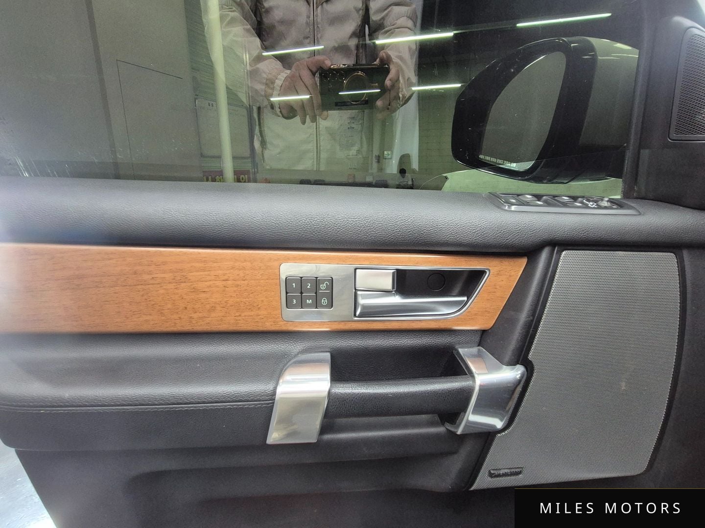 Land Rover Discovery 2015 — миниатюра 10