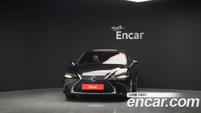 Лексус ES300h 2022 — миниатюра 3