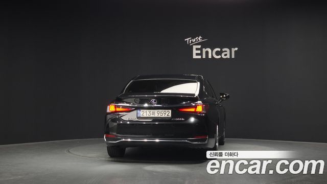 Лексус ES300h 2022 — миниатюра 4