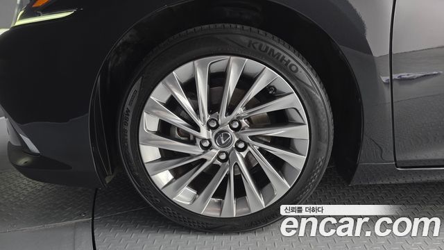 Лексус ES300h 2022 — миниатюра 5