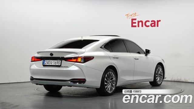 Лексус ES300h 2024 — миниатюра 2