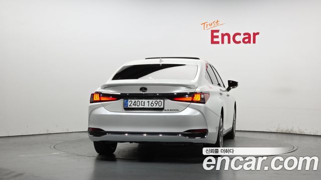 Лексус ES300h 2024 — миниатюра 4