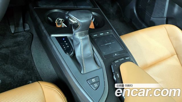 Лексус UX250h 2020 — миниатюра 12