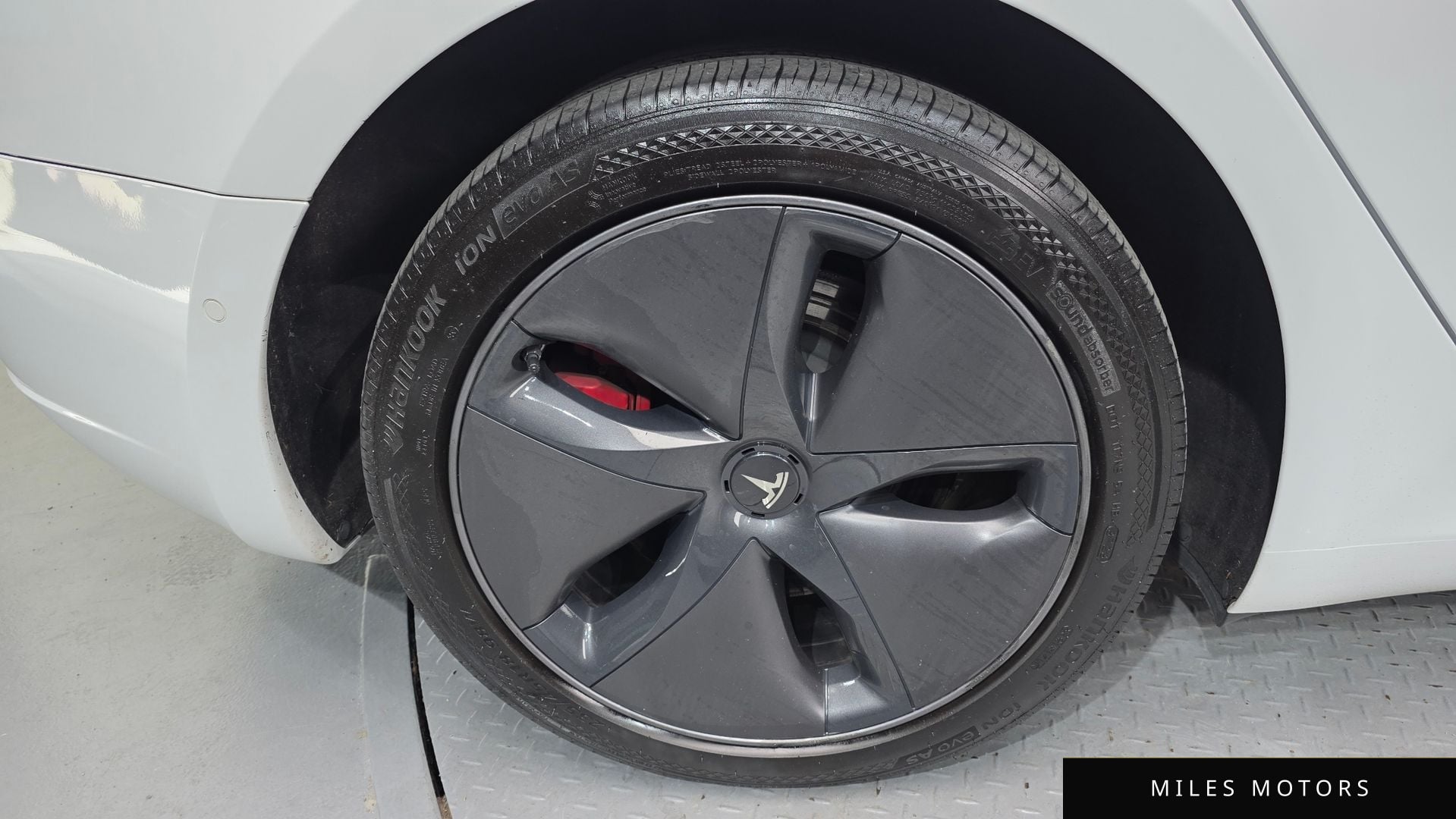 Tesla Model 3 2020 — миниатюра 5
