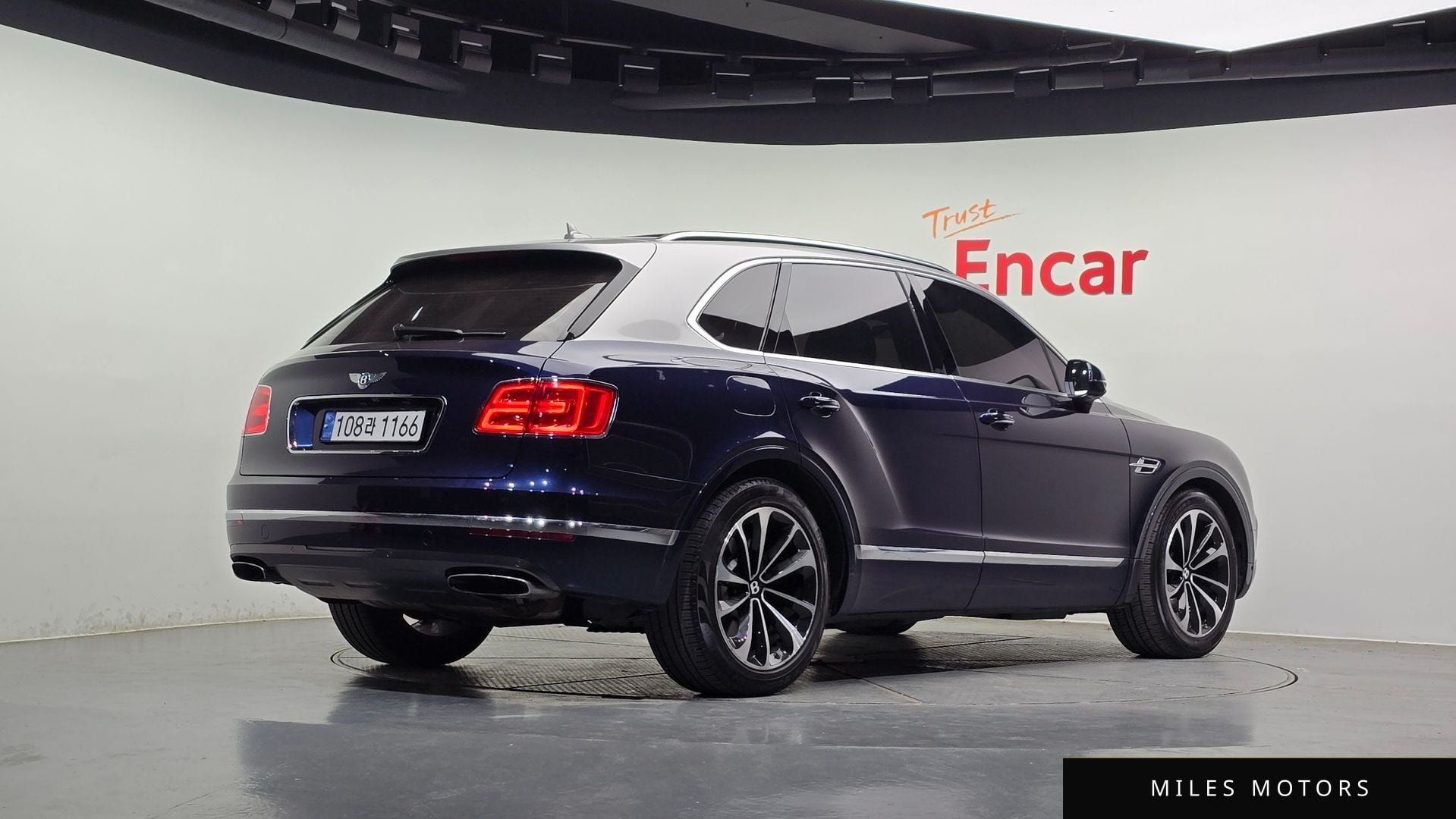 Bentley Bentayga 2017 — миниатюра 2