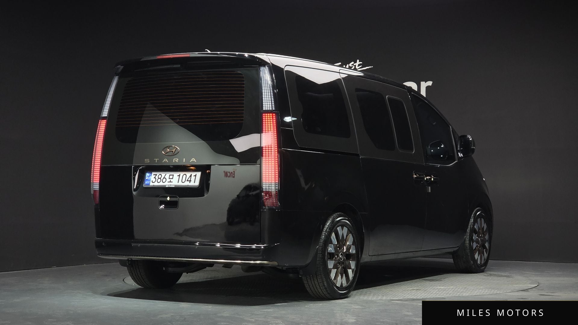 Hyundai Staria 2023 — миниатюра 2
