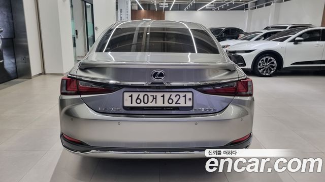 Лексус ES300h 2021 — миниатюра 4
